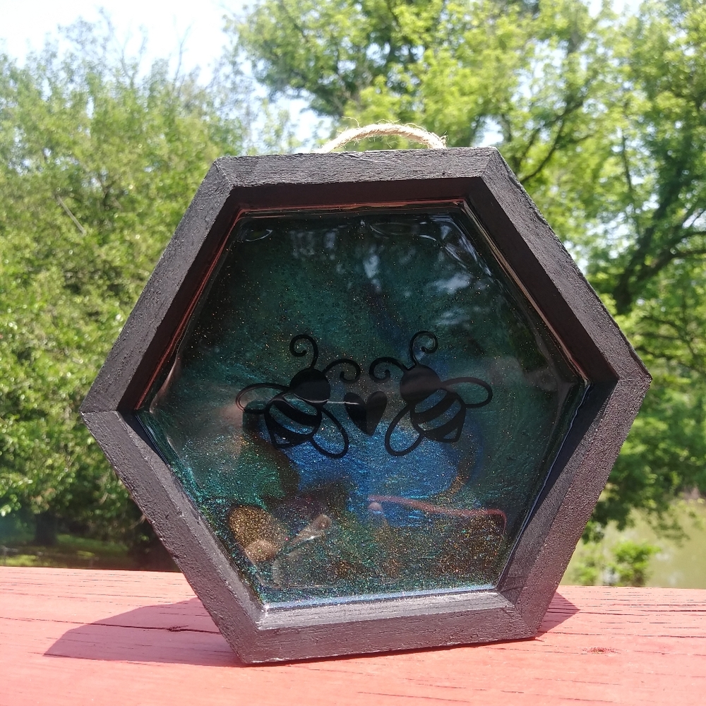 ๐SOLD๐Bees Heart Wall Art Resin Shadow Box Unique Bee Love Hexagon Black Frame - Picture 9 of 10